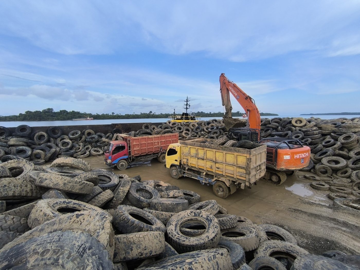 Truck dan excavator loading ban bekas