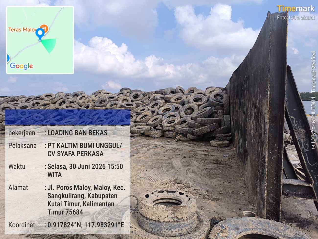Dokumentasi loading ban bekas ke tongkang