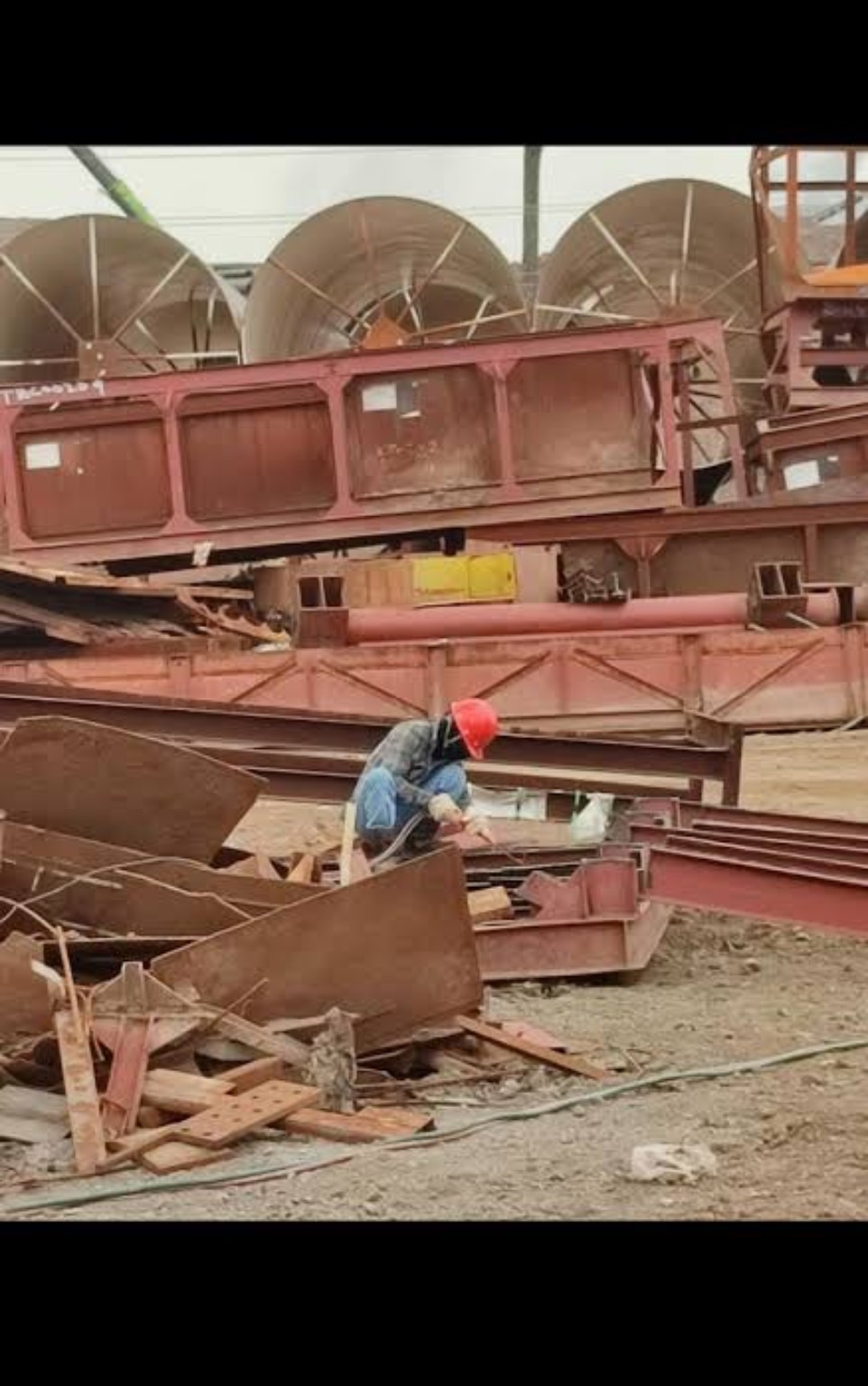 Proses pemotongan besi tua dan scrap metal